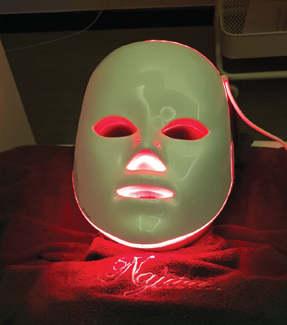 4. PAKAI topeng LED dengan lampu merah untuk merangsang kolagen selama 15 minit.
