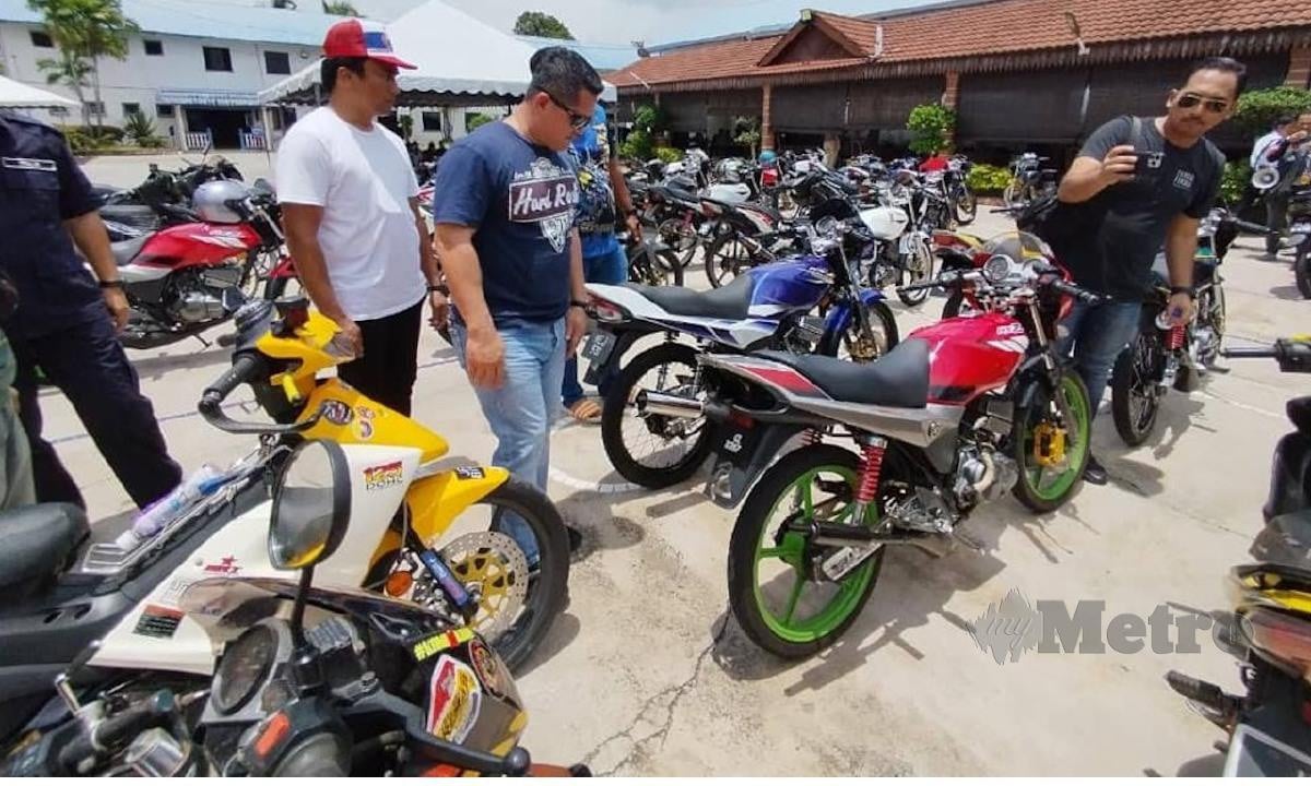 MAZLI memeriksa motosikal yang ditahan kerana pelbagai kesalahan menerusi Ops Bersepadu polis dan JPJ. FOTO Facebook Polis Terengganu 