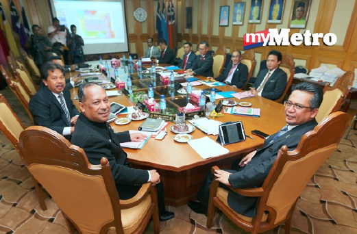 Menteri Besar Terengganu Ahmad Razif Abd Rahman ketika mempengerusikan mesyuarat mingguan EXCO di Wisma Darul Iman, hari ini. - Foto ASWADI ALIAS