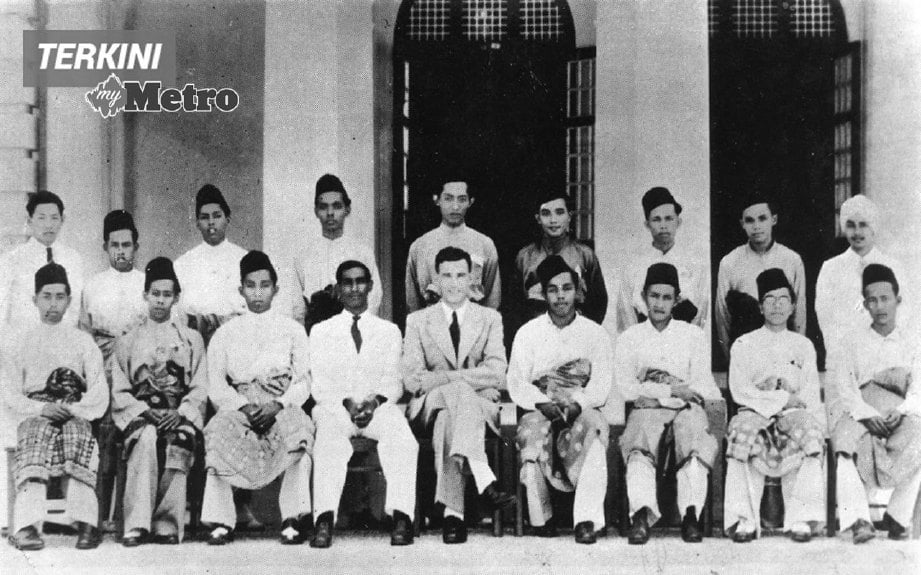 Almarhum Sultan Abdul Halim (duduk, dua dari kiri) bergambar bersama pengawas Kolej Abdul Hamid bagi tahum 1948. FOTO arkib NSTP (Gambar dirakam di Alor Setar pada 8 Julai  1974. 