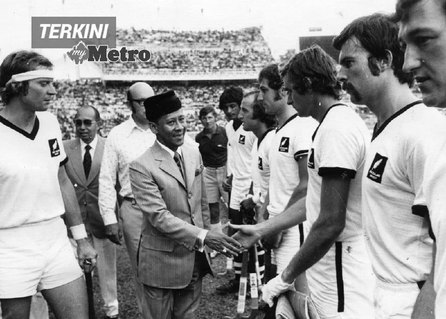 Almarhum Sultan Abdul Halim diperkenalkan kepada pasukan Hoki New Zealand selepas mengisytiharkan Pembukaan Pertandingan Hoki Piala Dunia Ketiga di Stadium Merdeka, Kuala Lumpur. FOTO arkib NSTP (Gambar dirakam di Kuala Lumpur pada 2 Julai 1972)