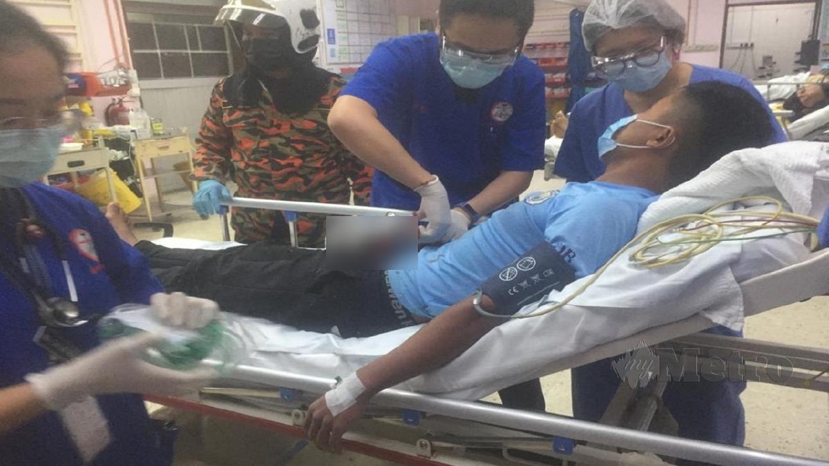 Mangsa diberikan rawatan di Hospital Pulau Pinang (HPP) selepas jari tangan kanannya tersepit pada mesin pengisar daging. FOTO ihsan JBPM