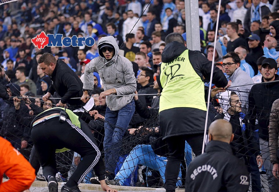 PENYOKONG Marseille bertindak ganas di dalam stadium. FOTO/REUTERS 