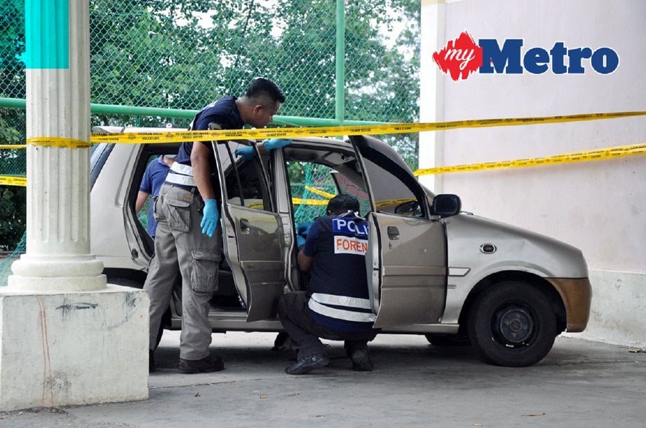 Mayat wanita ditemui di dalam kereta berhampiran Dewan Serbaguna Kampung Meruntum, pagi tadi. FOTO Mohd Adam Arinin