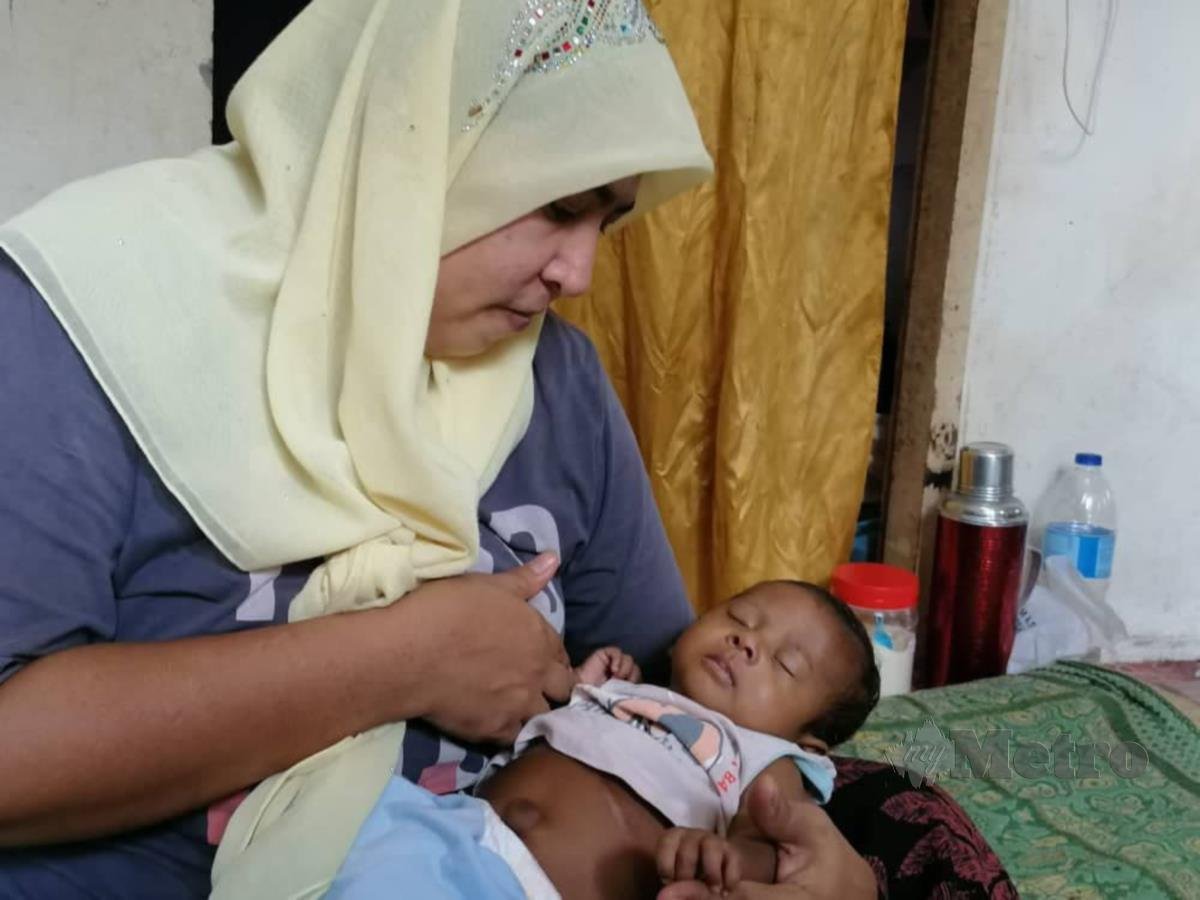  Bayi lelaki penghidap Biliary Atresia, Muhammad Danial Hakim Ishak, dua bulan bersama ibunya, Siti Zaliha.
