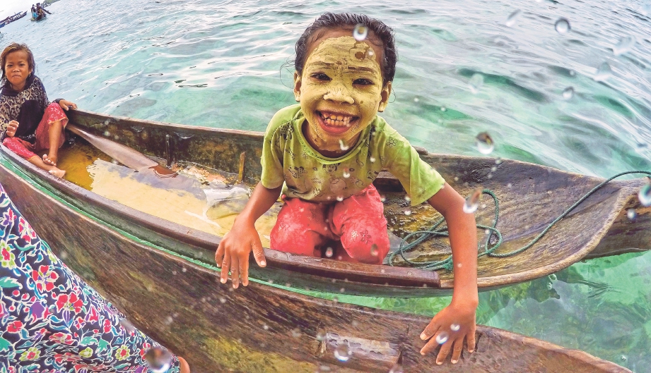 SUASANA kehidupan masyarakat Bajau Laut di Pulau Tetagan.