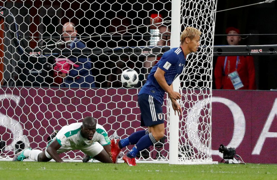 HONDA (kanan) meraikan gol penyamaannya. -Foto Reuters
