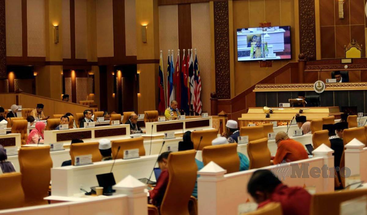 SAARANI mengulungkan perbahasan pada Mesyuarat KelimaTahun Pertama Persidangan Dewan Undangan Negeri ke-15 Perak di Bangunan Perak Darul Ridzuan. FOTO L. Manimaran