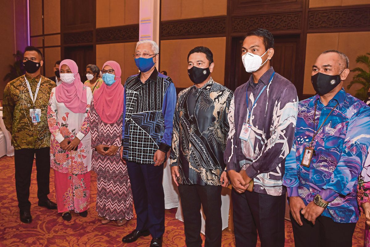 ISMAIL Sabri (tengah) beramah mesra dengan Keluarga Malaysia yang berada di Kemboja pada Majlis Makan Malam bersama Keluarga Malaysia di Kemboja malam tadi. FOTO Bernama 