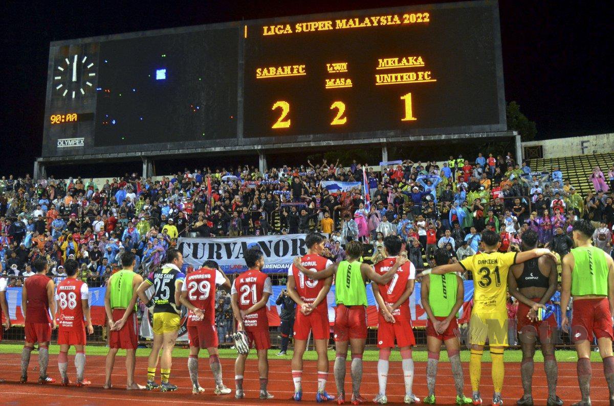 PEMAIN Sabah FC meraikan kemenangan bersama penyokong. FOTO Mohd Adam Arinin