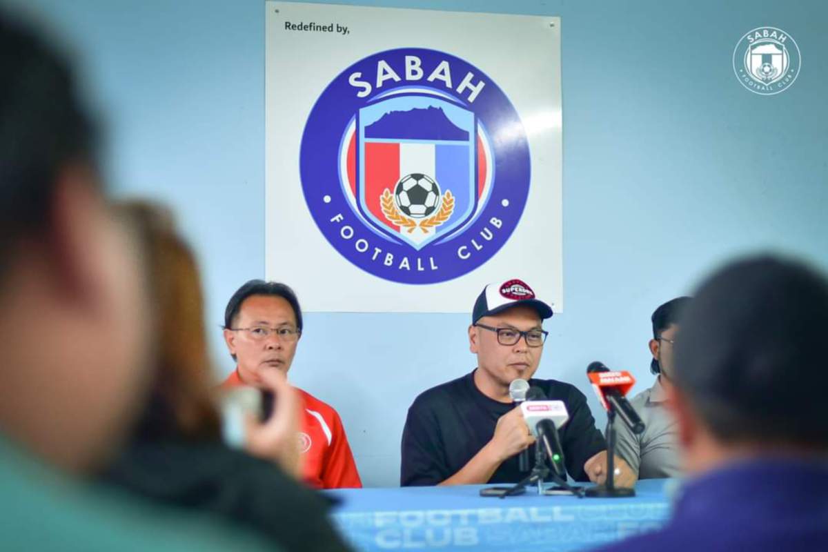 PENGURUS Sabah FC, Rafie Robert (tengah); Ong Kim Swee (kiri) dan Mohd Syazwan Imran pada sidang media di Kota Kinabalu. FOTO IHSAN SABAH FC