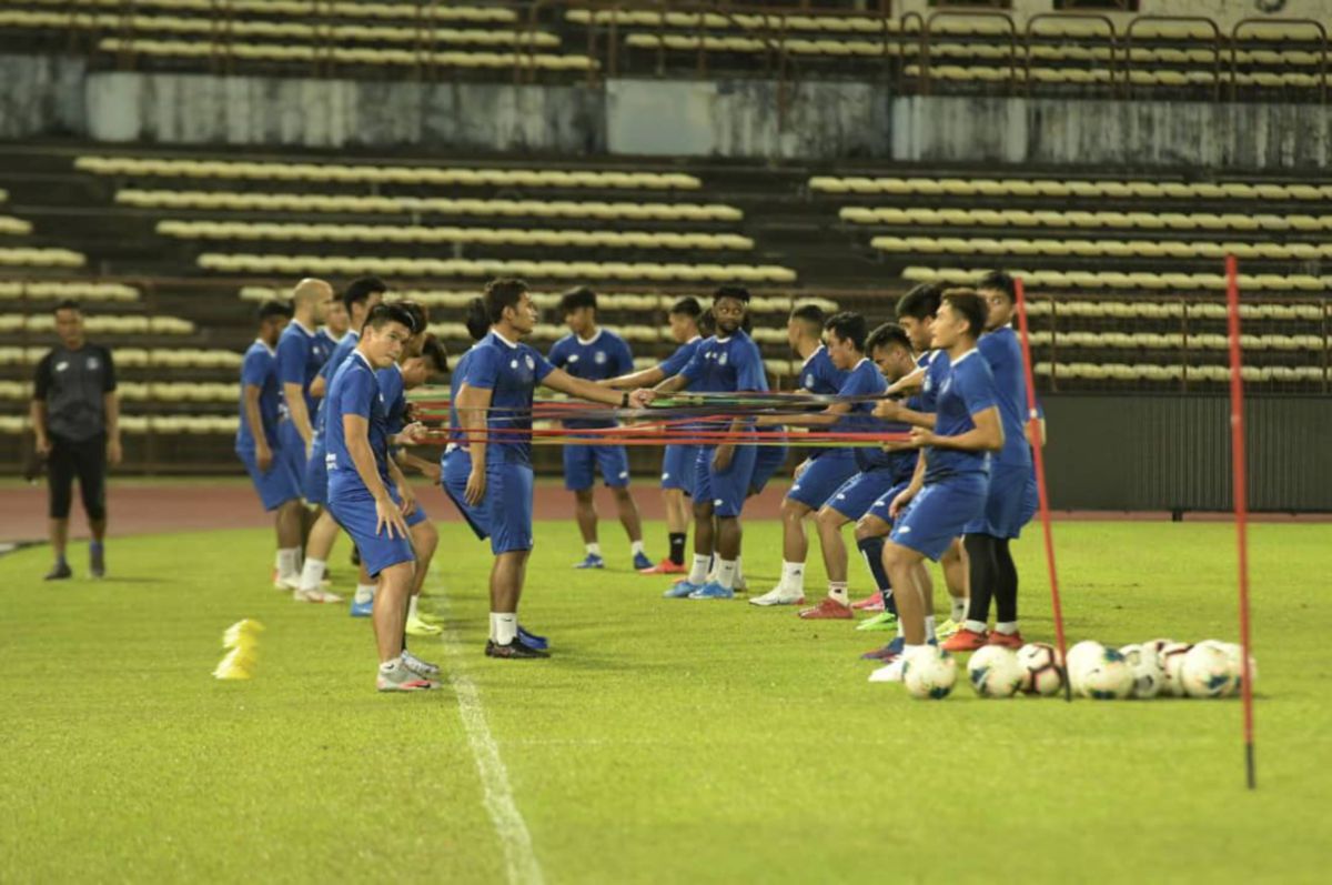 Pemain Sabah FC menjalani latihan menjelang aksi Liga Super. 