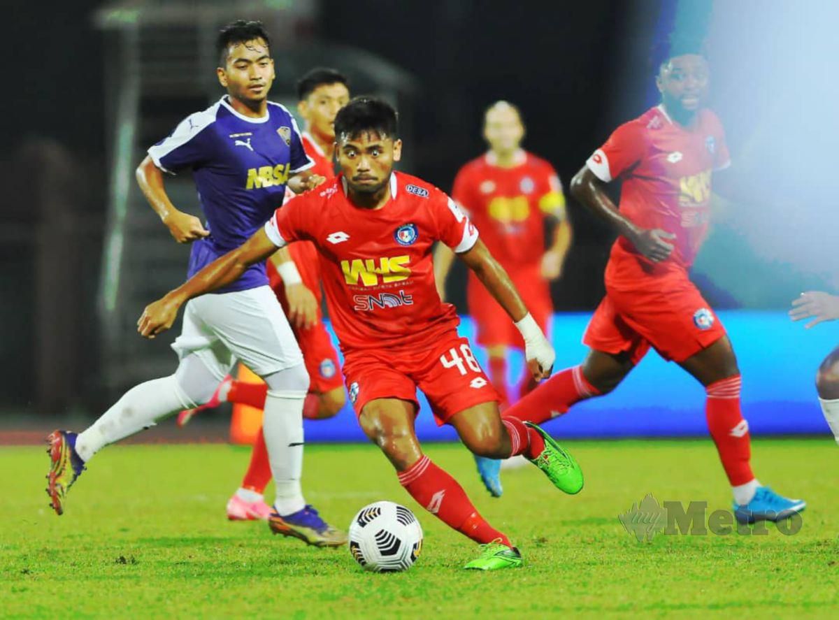 Pemain Sabah FC, Saddil Ramdani (tengah) mengawal bola ketika menentang UiTM FC dalam saingan Liga Super. FOTO Mohd Adam Arinin