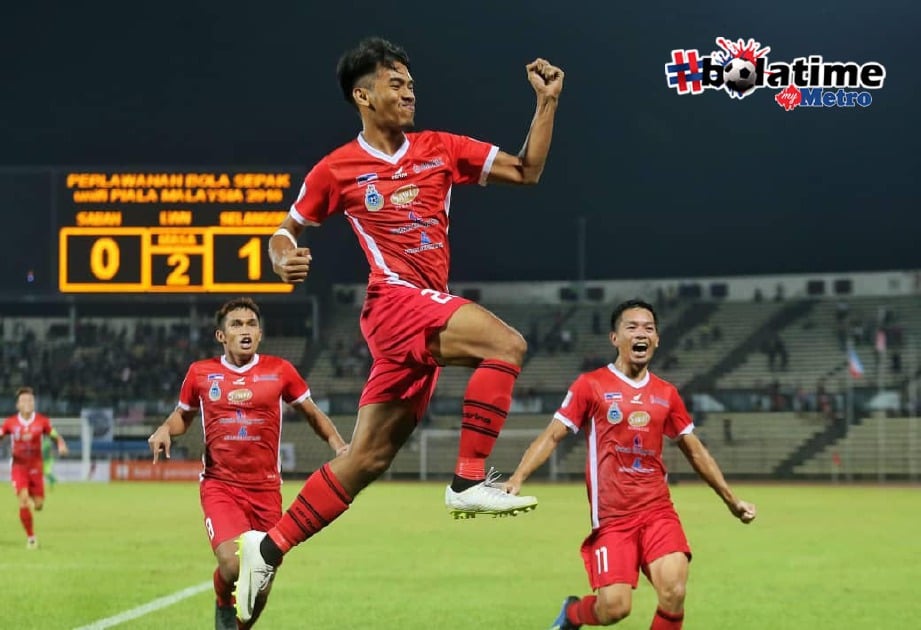 RAHMAN Shah meraikan gol penyamaan ketika menentang Selangor dalam perlawanan bolasepak Piala Malaysia 2018 di Stadium Likas. -Foto KHAIRULL AZRY BIDIN.