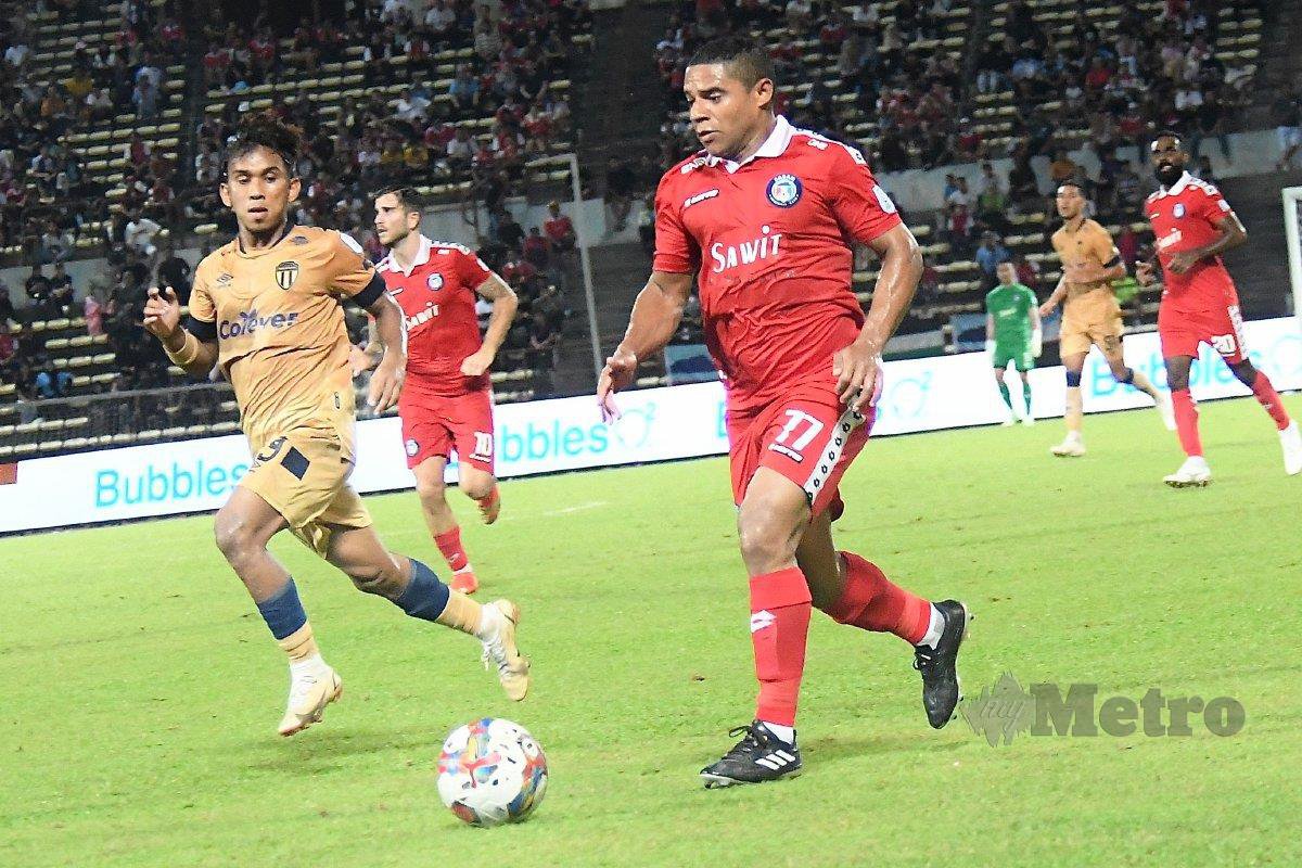 AKSI perlawanan di antara Sabah FC dan Terengganu FC dalam saingan Liga Super 2023 di Stadium Likas. -FOTO Mohd Adam Arinin