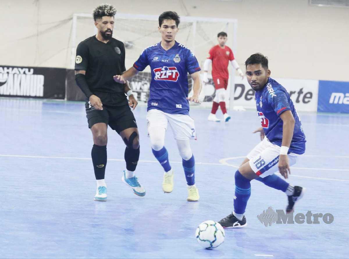 AKSI pemain Sabah FA (jersi biru) pada pertemuan dengan Pahang Rangers. FOTO MOHD RAFI MAMAT