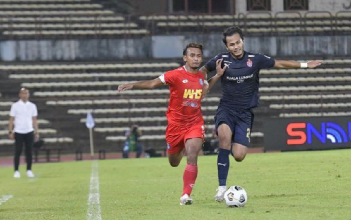 Pemain Sabah FC, Amri Yahya (kiri) cuba melepasi halangan pemain KL City FC. FOTO Ihsan Sabah FC