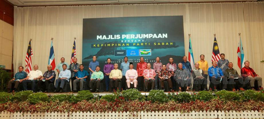 PERDANA Menteri Tan Sri Muhyiddin Yassin sempat bergambar bersama pemimpin-pemimpin selepas Perjumpaan bersama Pimpinan Parti Sabah Hotel Magellan Sutera. FOTO ASWADI ALIAS.