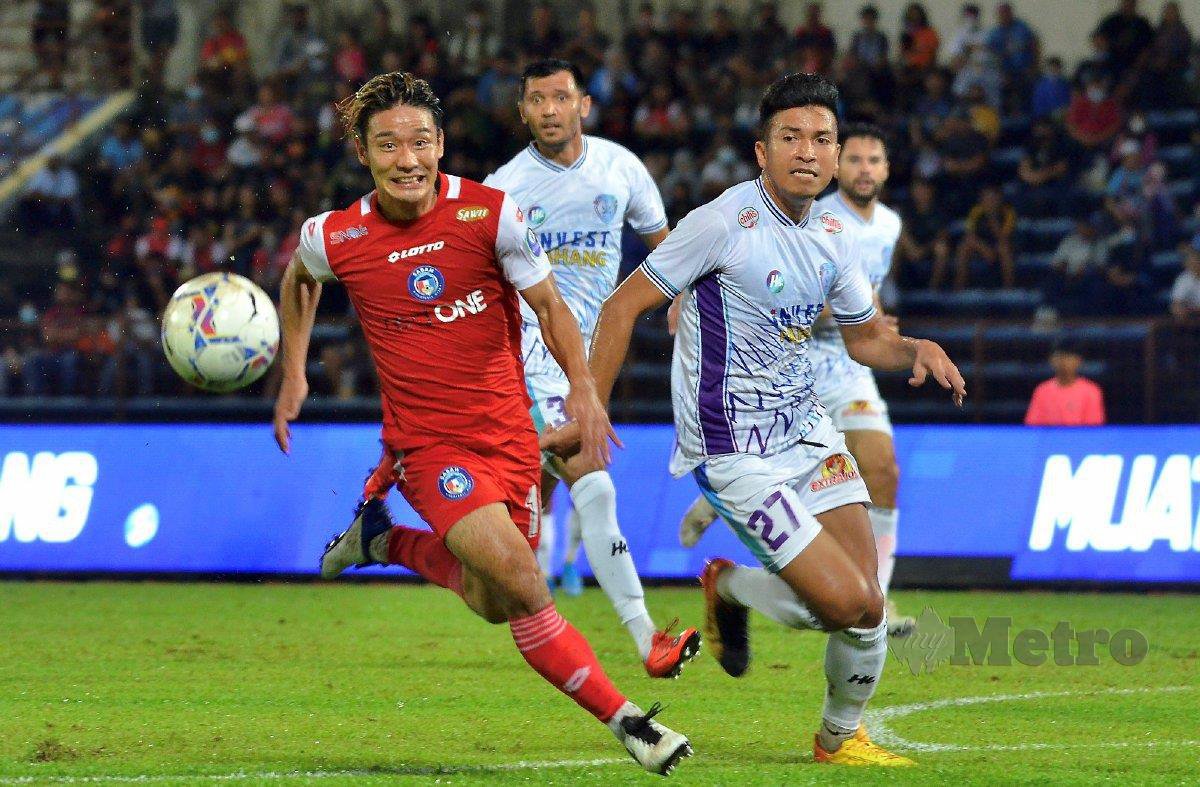 AKSI perlawanan Sabah FC menentang Sri Pahang FC dalam saingan Liga Super Malaysia 2022 di Stadium Likas. -FOTO Mohd Adam Arinin 