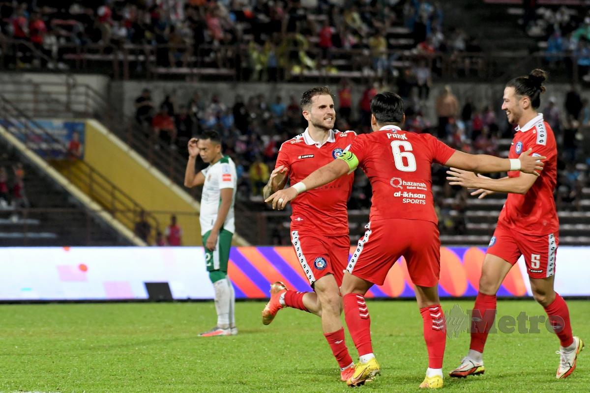 PEMAIN import Sabah, Telmo Castanheira (kiri) menanduk masuk gol ketiga ketika menewaskan Kelantan United 3-1 di Stadium Likas malam ini. FOTO MOHD ADAM ARININ