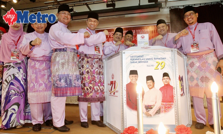 Ahmad Zahid Hamidi (empat kiri) Mohd Fasiah (lima kiri) dan Noh (tiga kiri) ketika merasmikan Majlis Perasmian Mesyuarat Perwakilan UMNO Bahagian Sabak Bernam. FOTO Intan Nur Ellina Zakaria