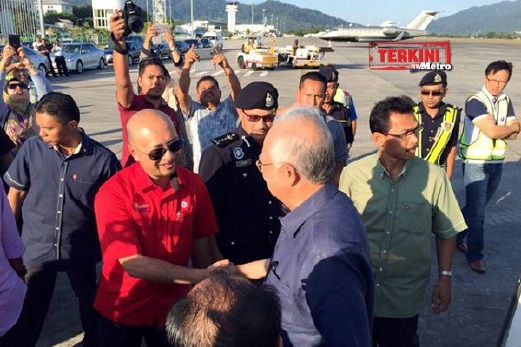 PERDANA Menteri, Datuk Seri Najib Razak disambut Menteri Besar Kedah, Datuk Seri Mukhriz Mahathir di Lapangan Terbang Antarabangsa Langkawi (LTAL) di Padang Matsirat. Najib akan menghadiri majlis anjuran Airasia, pagi esok. 