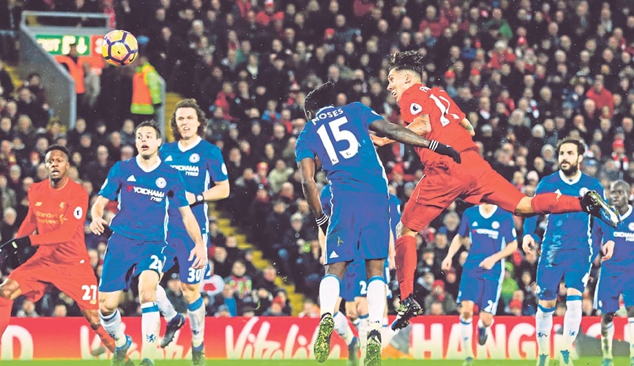 PEMAIN Liverpool Roberto Firmino (kanan) melakukan percubaan ke arah gawang Chelsea.