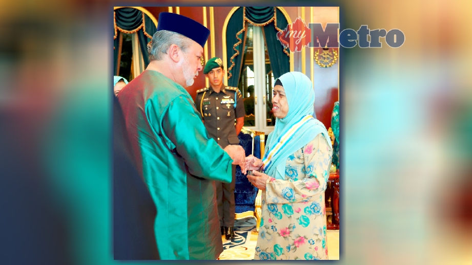 SULTAN Johor, Sultan Ibrahim Sultan Iskandar berkenan mengurniakan DMIJ kepada Sabariah  pada majlis istiadat pengurniaan darjah di Balai Mengadap, Istana Bukit Serene, Johor Bahru. FOTO Ihsan Royal Press Office 