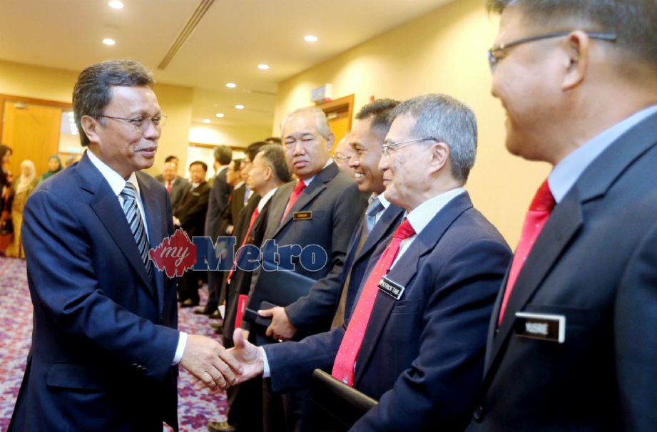 SHAFIE bersalaman dengan ketua jabatan kerajaan negeri ketika hadir di Pusat Pentadbiran Negeri Sabah (PPNS) di Kota Kinabalu, hari ini. FOTO Malai Rosmah Tuah
