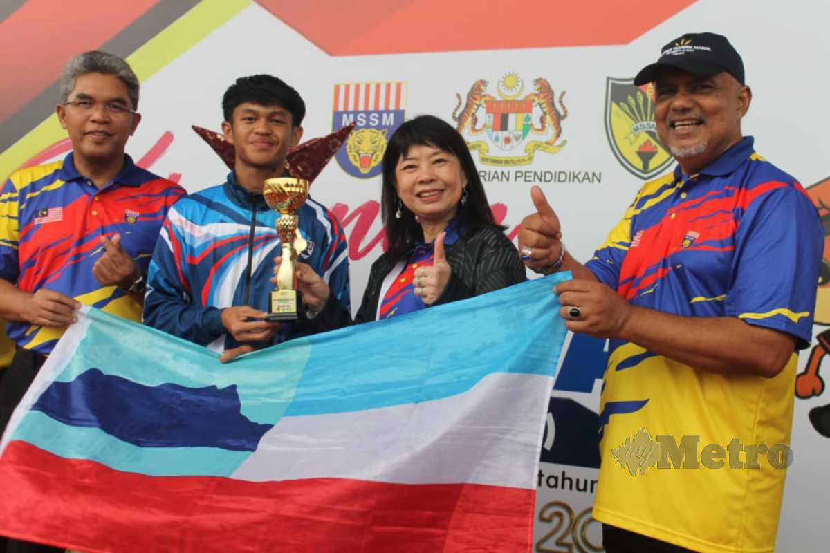 LIM Hui Ying (dua dari kanan) menyampaikan hadiah kepada atlet Sabah. FOTO MOHD AMIN JALIL