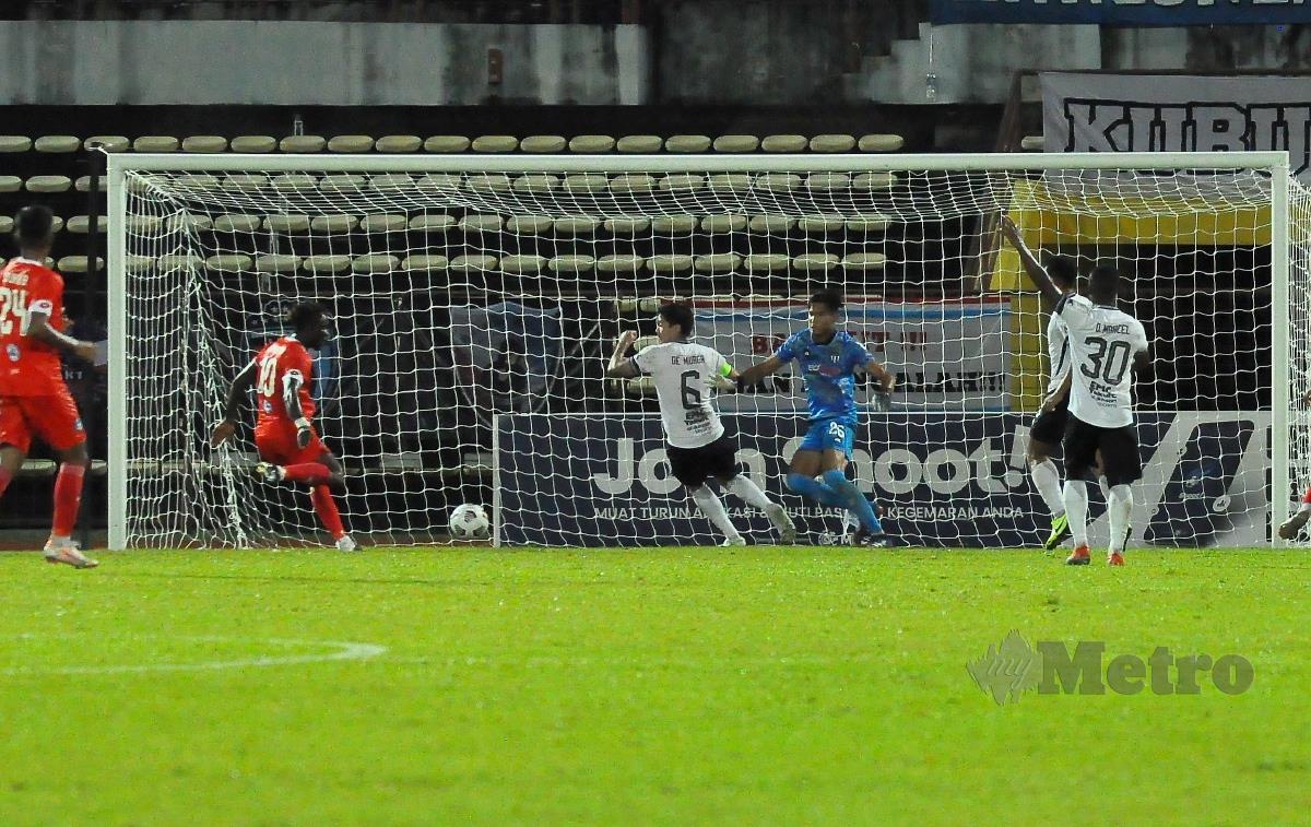 Pemain Sabah FC, Sam Garyahzon Johnson (dua kanan) menjaringkan gol kedua Sabah FC dalam saingan Liga Super ketika menentang Terengganu FC di Stadium Likas. FOTO Mohd Adam Arinin