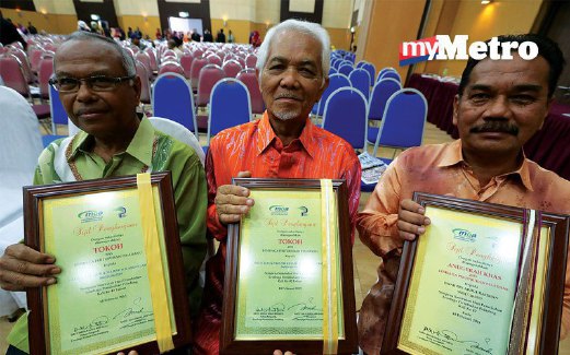 PENERIMA Anugerah Tokoh dari kiri Abdul Wahab Abdullah, Datuk Rashid Jassin dan Anugerah Khas, Ishak Abdul Rahman.