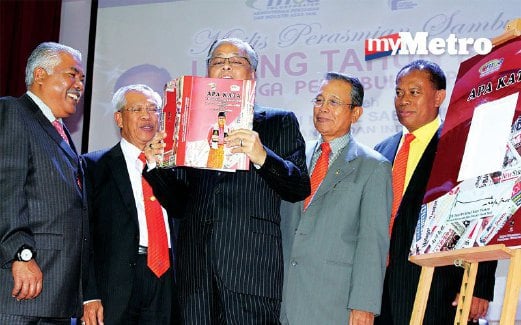 ISMAIL Sabri (tengah) melihat buku Apa Kata Menteri.