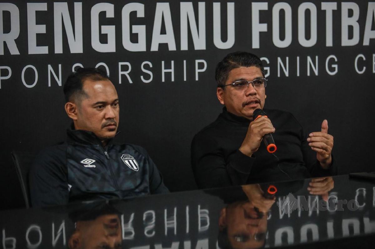 MOHD Sabri Abas (kiri) dilantik sebagai Ketua Pegawai Eksekutif Terengganu Football Club (TFC) Sdn Bhd mulai hari ini. FOTO GHAZALI KORI