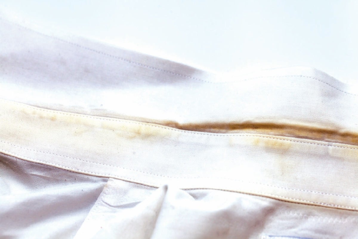 KESAN peluh pada kolar baju antara kotoran sukar disingkirkan.