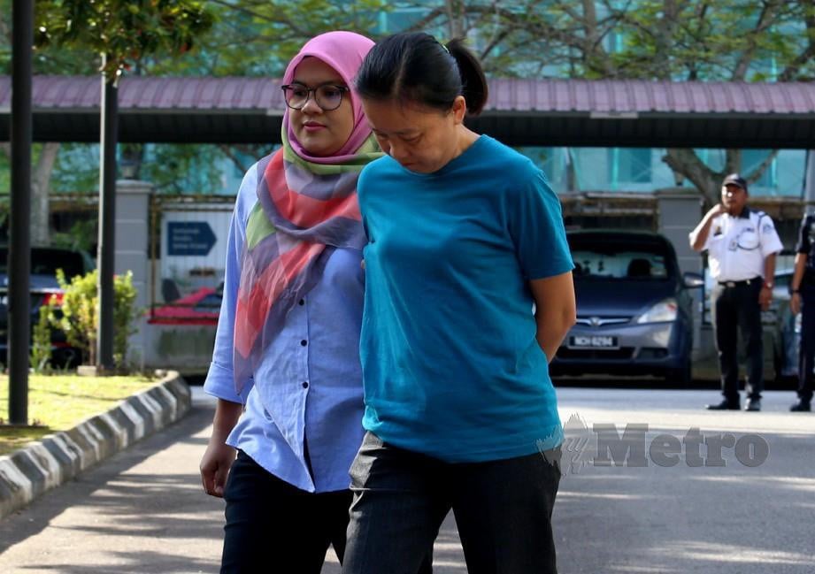 CHUI Pin (kanan) dijatuhkan hukuman denda sebanyak RM19,000 selepas mengaku bersalah di Mahkamah Majistret Seremban. FOTO IQMAL HAQIM ROSMAN