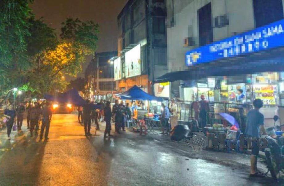 ANGGOTA penguat kuasa MPS melakukan tindakan sita di sebuah restoran di Sri Gombak pada Khamis lalu dan semalam selepas menyebabkan halangan pada kaki jalan di kawasan berkenaan. FOTO IHSAN MPS