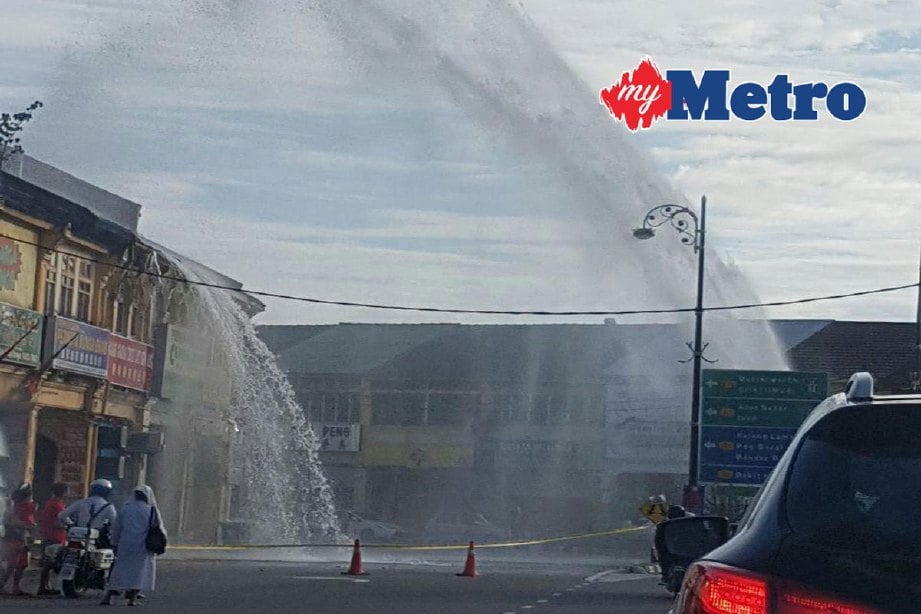 Paip air milik Syarikat Air Darul Aman (SADA) di Pekan Kulim pecah awal pagi tadi. 
