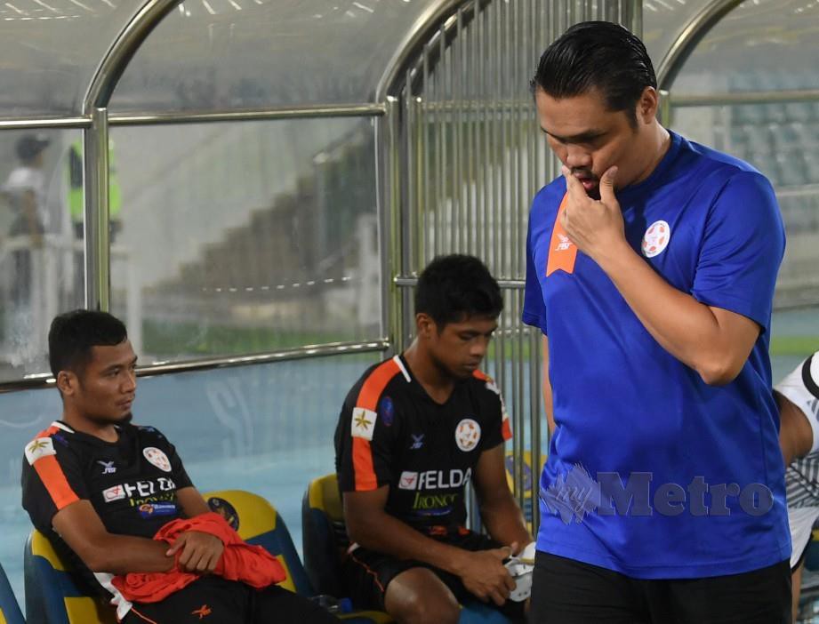 NIDZAM Jamil (kanan) harap pemain dapat beri persembahan terbaik ketika menentang Kedah. -Foto BERNAMA
