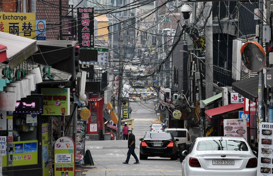 KEADAAN di Itaewon dimana bar dan pusat hiburan ditutup. FOTO AFP