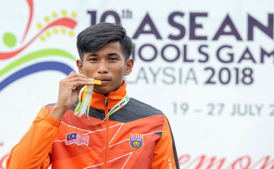 ZIKRY memenangi pingat emas dalam acara 4x400 meter lelaki berpagar akhir pada Kejohanan Olahraga Sekolah-Sekolah Asean di MSN Bukit Jalil. -Foto LUQMAN HAKIM ZUBIR
