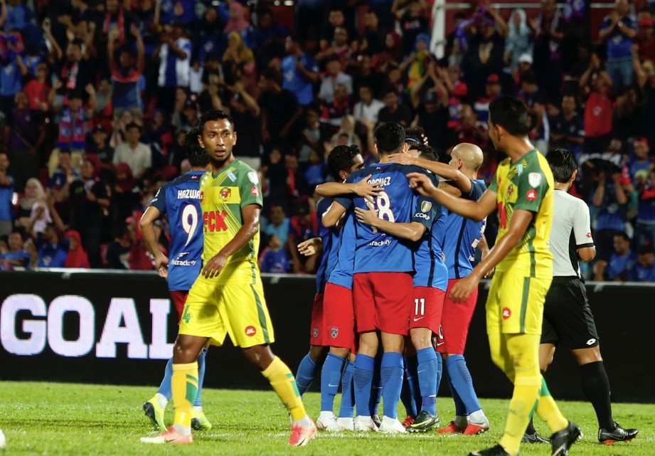 PEMAIN JDT meraikan jaringan pertama Fernando Marquez (tengah) ketika bertemu Kedah di Stadium Tan Sri Hassan Yunos Larkin. -Foto HAIRUL ANUAR RAHIM