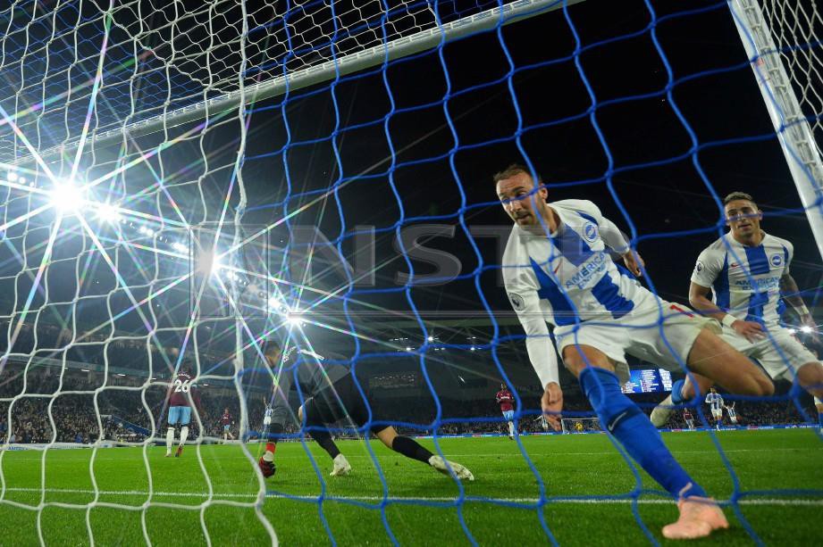 MURRAY (kanan) jaring gol tunggal perlawanan. -Foto AFP
