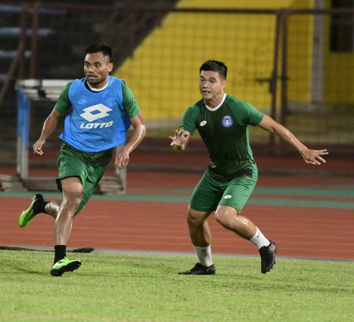 Pemain import Sabah dari Indonesia, Saddil Ramdani (kiri) menjalani latihan bersama pasukan. FOTO Sabah FC 