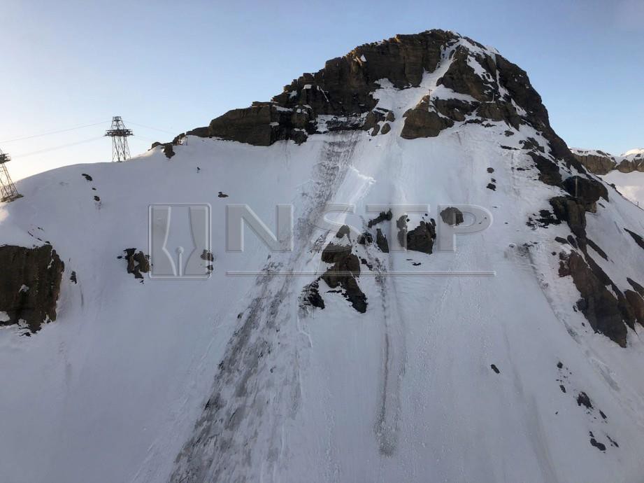 KAWASAN dimana kejadian runtuhan salji yang meragut nyawa peluncur berhampiran Stesen ski Crans-Montana. -Foto AFP