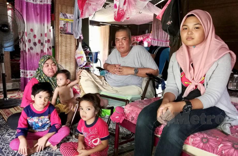 NURALLESYAH Balqis (kanan) bersama ibu bapa serta tiga adiknya di rumah sewa mereka di Rizab Kayu Api Parit 6A, Sungai Manik, Teluk Intan.  -Foto NOOR HIDAYAH TANZIZI