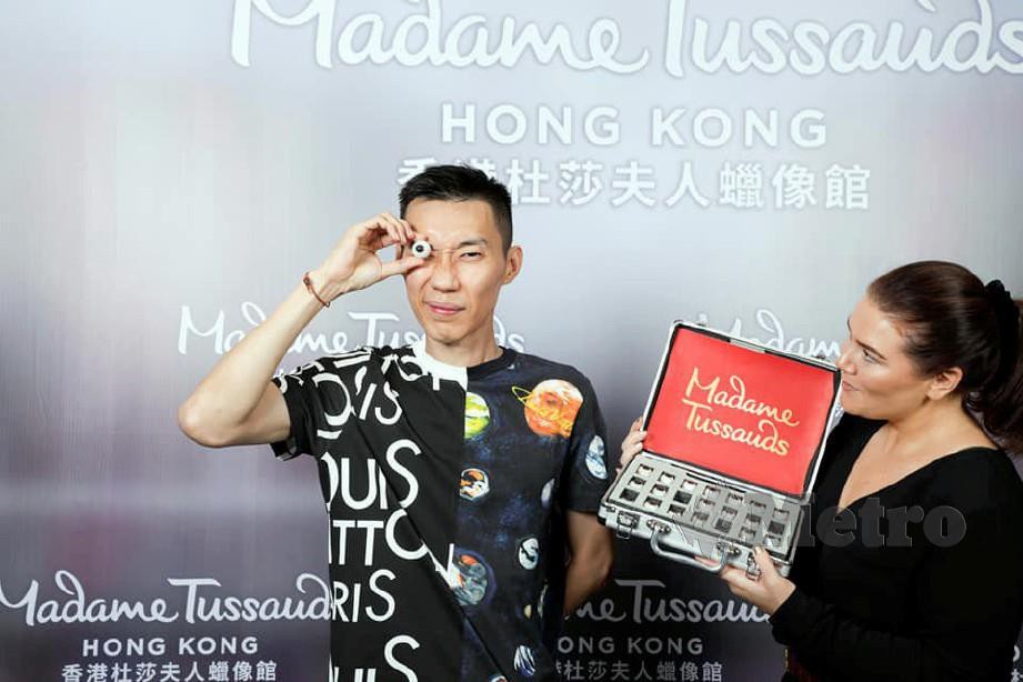 AKSI Chong Wei (kiri) ketika staf Madame Tussauds mengambil ukuran badannya.  