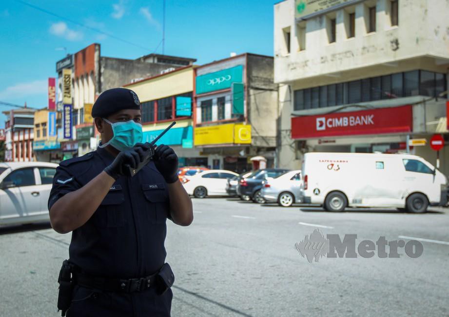 Anggota polis membuat kawalan di pekan Rembau berikutan Perintah Kawalan Pergerakan bagi mencegah penularan wabak Covid-19.  FOTO NSTP