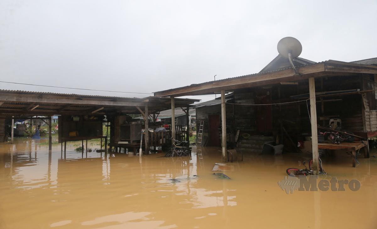 Kawasan sekitar Bandar Kuantan dinaiki air banjir berikutan hujan lebat di beberapa kawasan sejak semalam. FOTO FARIZUL HAFIZ AWANG