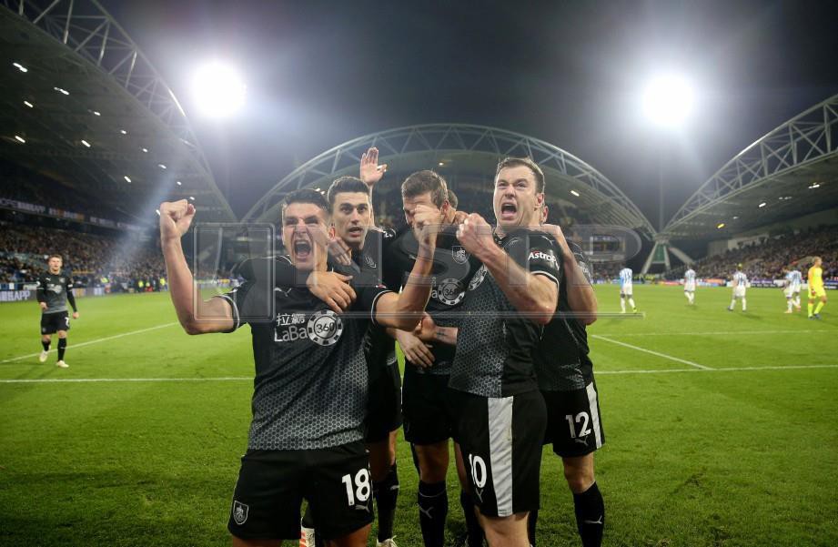 PEMAIN Burnley meraikan kemenangan mereka. -Foto Reuters
